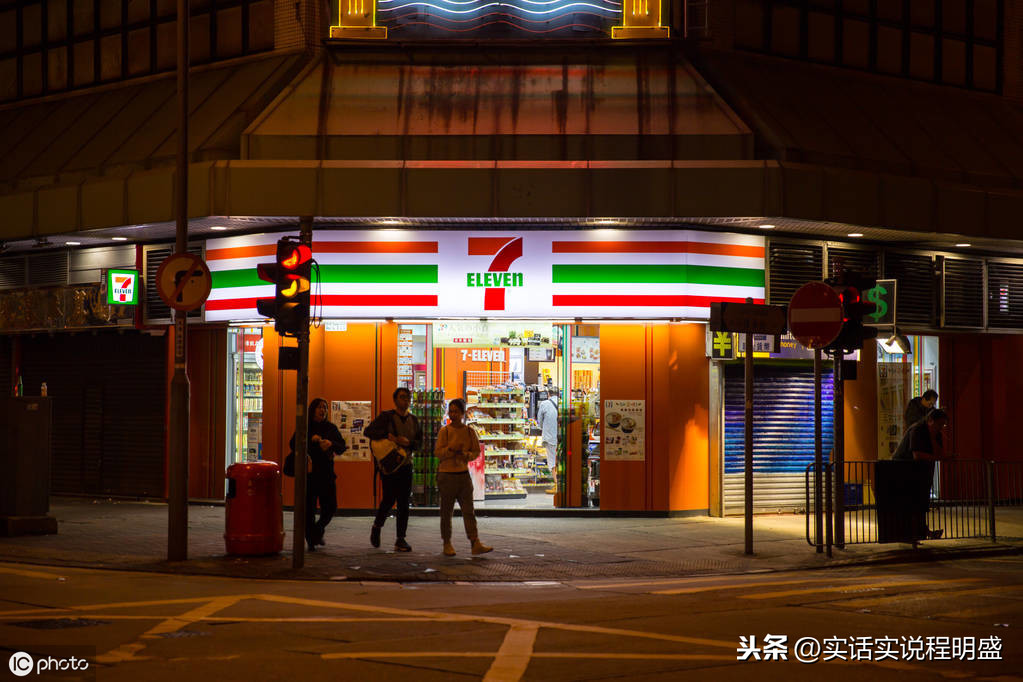 那些24小時便利店，藏著多少夫妻檔？