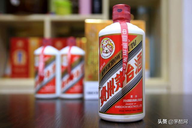 一瓶500ml 53%vol 飛天茅臺酒究竟有多重？千萬不要再說是1斤了