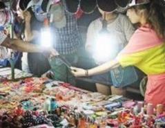 兩個女孩常動手制作小飾品，擺地攤賣首飾，月入近3萬元