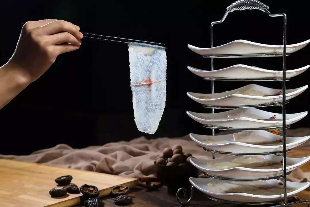 三四斤重的斑魚(yú)，只能削出40片魚(yú)片？無(wú)錫這家西北火鍋，不一般！