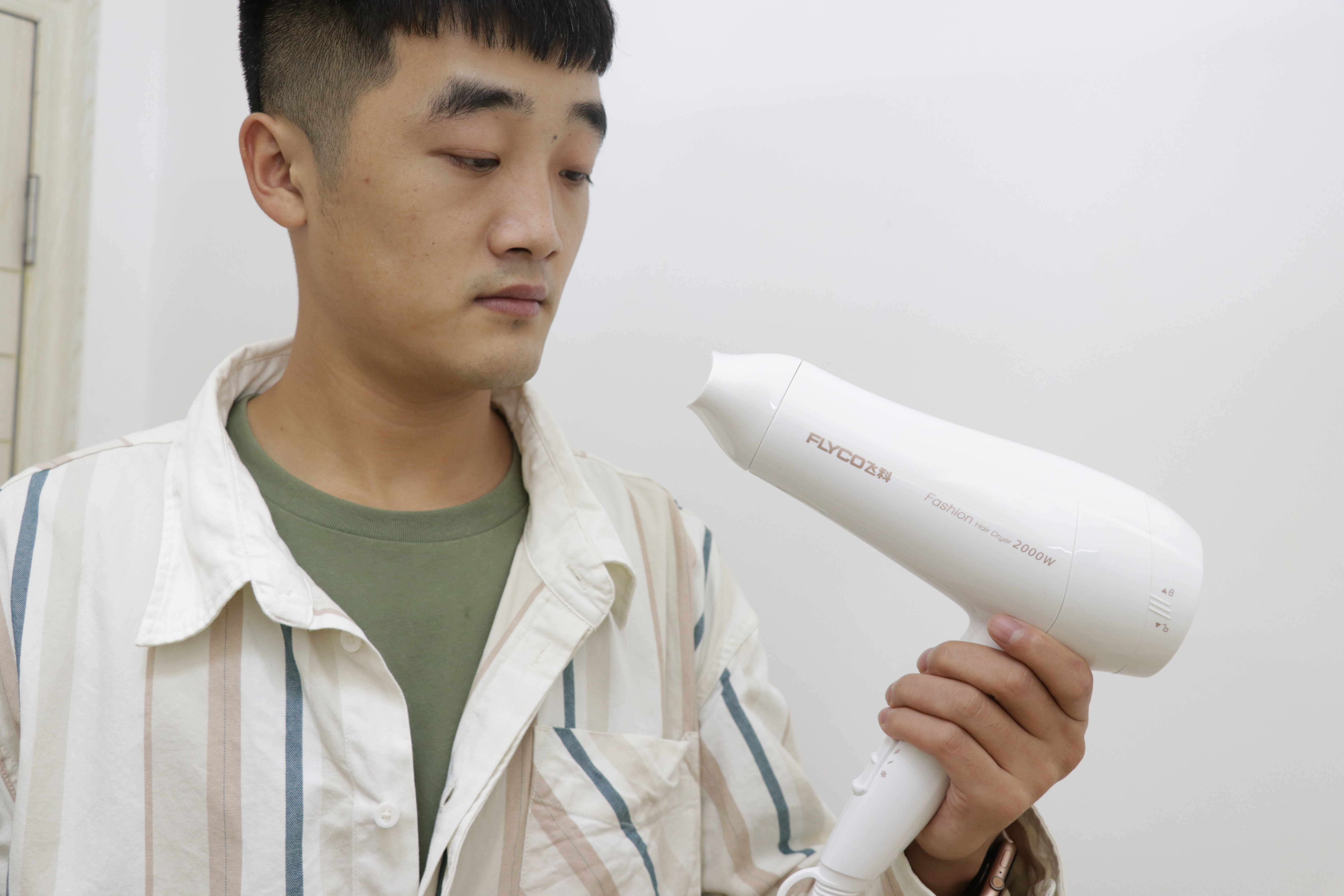 體驗(yàn)飛科電吹風(fēng)，6檔變速控溫+2000W大功率：價(jià)格太感人