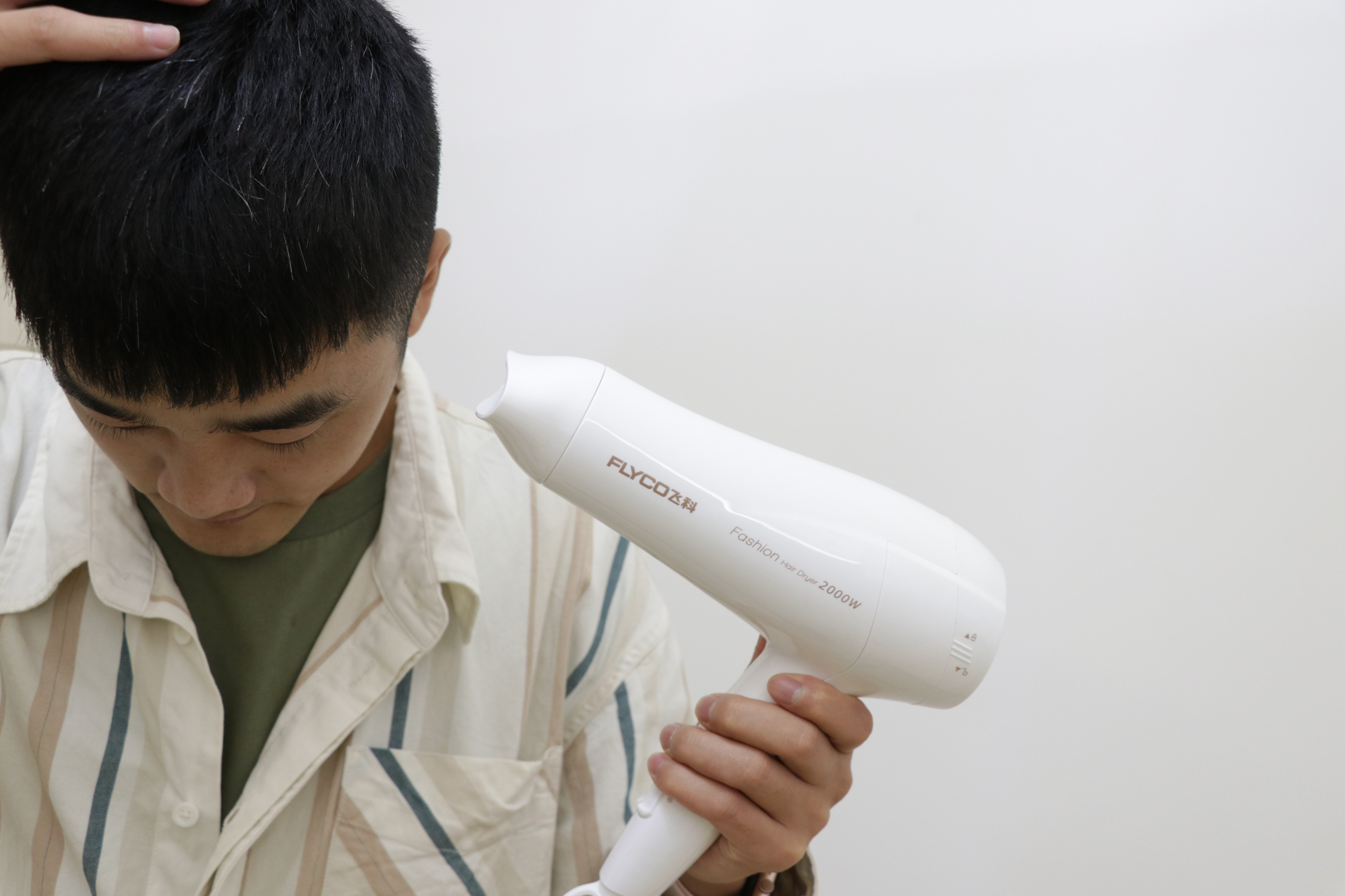 體驗(yàn)飛科電吹風(fēng)，6檔變速控溫+2000W大功率：價(jià)格太感人