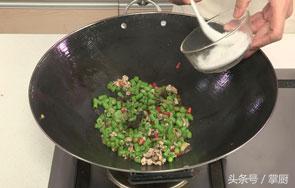 橄欖菜最好吃，最有營(yíng)養(yǎng)的做法，小時(shí)候媽媽經(jīng)常這樣做給我們吃
