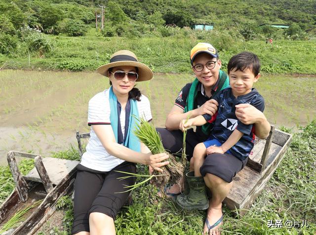 郭晶晶被曝豪門(mén)生活美滿(mǎn)，老公霍啟剛首曬三胎寶寶照片，畫(huà)面溫馨
