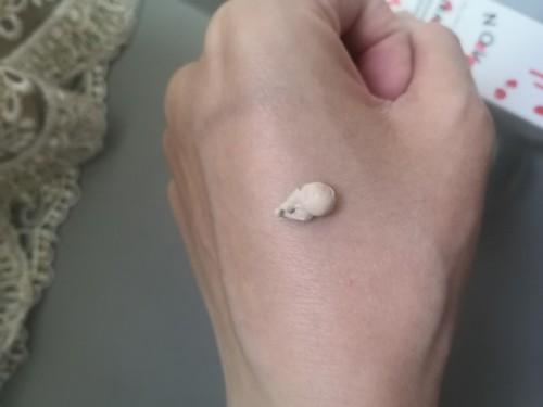 紅地球粉底液怎么樣是哪國產(chǎn)品適合油皮嗎，混合皮真實(shí)上妝體驗(yàn)