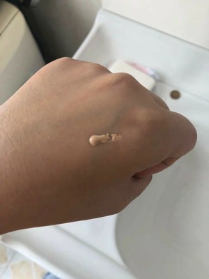 露華濃我可以粉底液怎么樣適合干皮嗎，真實(shí)上妝體驗(yàn)(油痘肌救星)